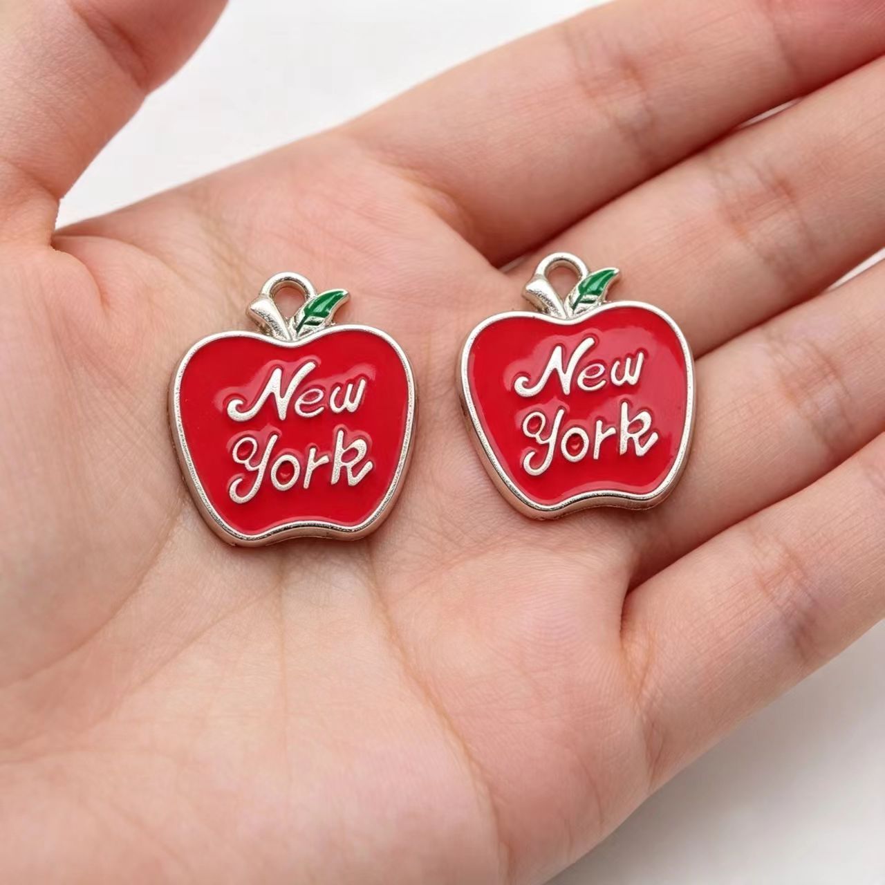 Jewelry Making York - จี้ห้อยเคลือบลายแอปเปิ้ลนิวยอร์ก 10 ชิ้น จี้ตัวอักษรนิวยอร์กสีแดงสำหรับทำสร้อยข้อมือ สร้อยคอ และเครื่องประดับ