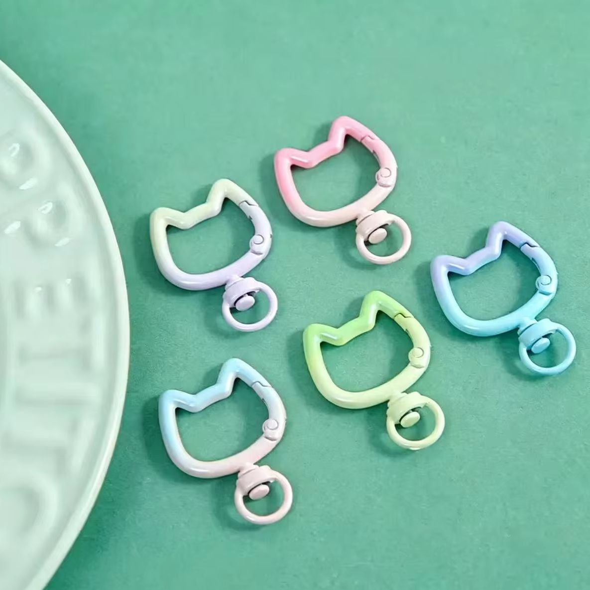 Jewelry Making School - พวงกุญแจรูปแมวน่ารักแบบไล่สี 5-10 ชิ้น พร้อมตัวล็อคแบบเปิดได้ สำหรับงาน DIY